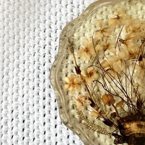 Resin Scalloped Edged Dried Preserved Pressed Wildflowers Seashell Wall Hanging - Picture 3 of 7